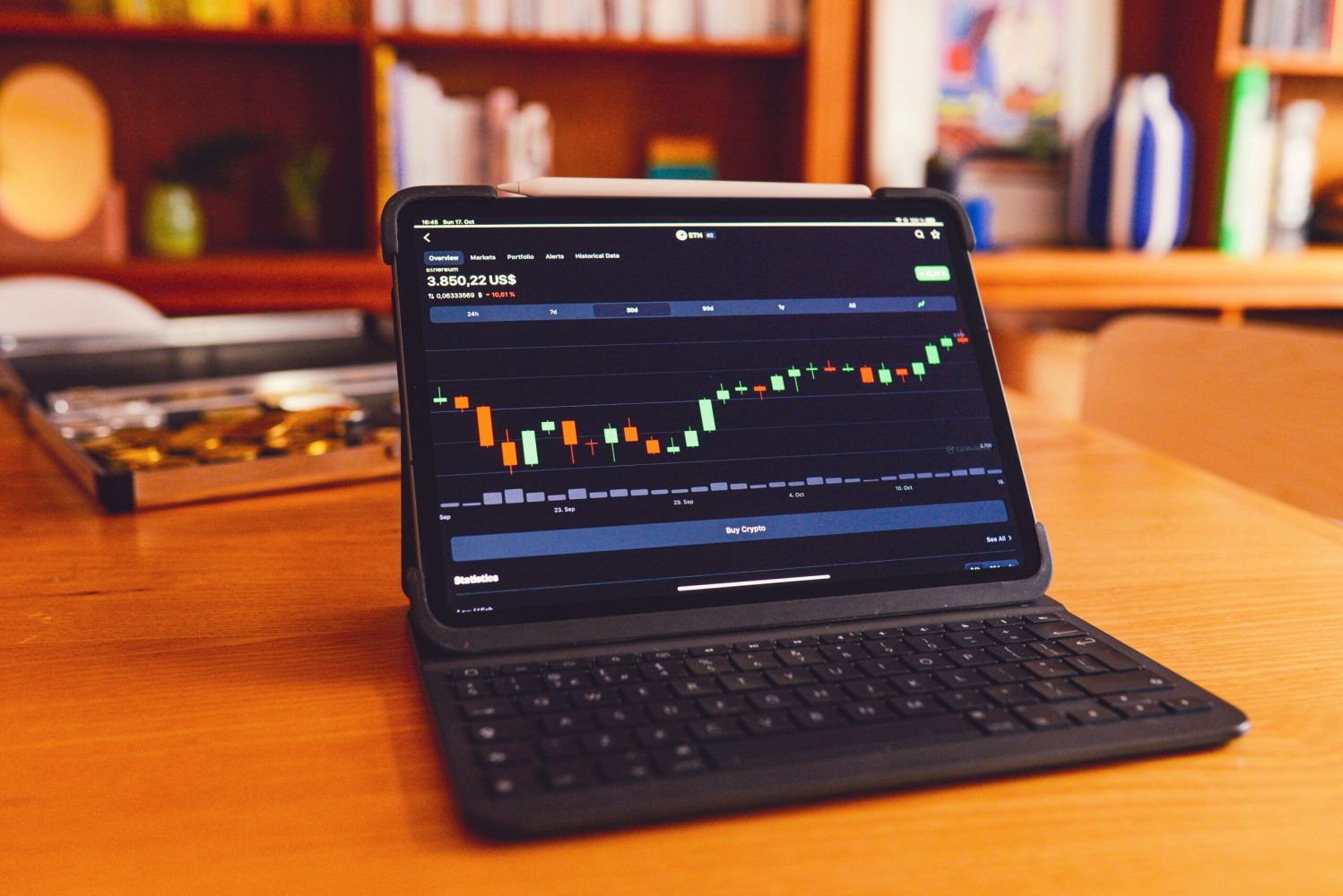 ¿Holding o trading de criptomonedas? Elige según tu perfil de inversionista