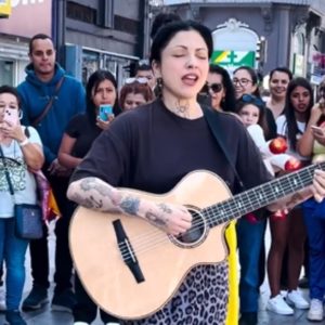 Mon Laferte sorprende cantando en el centro de Antofagasta