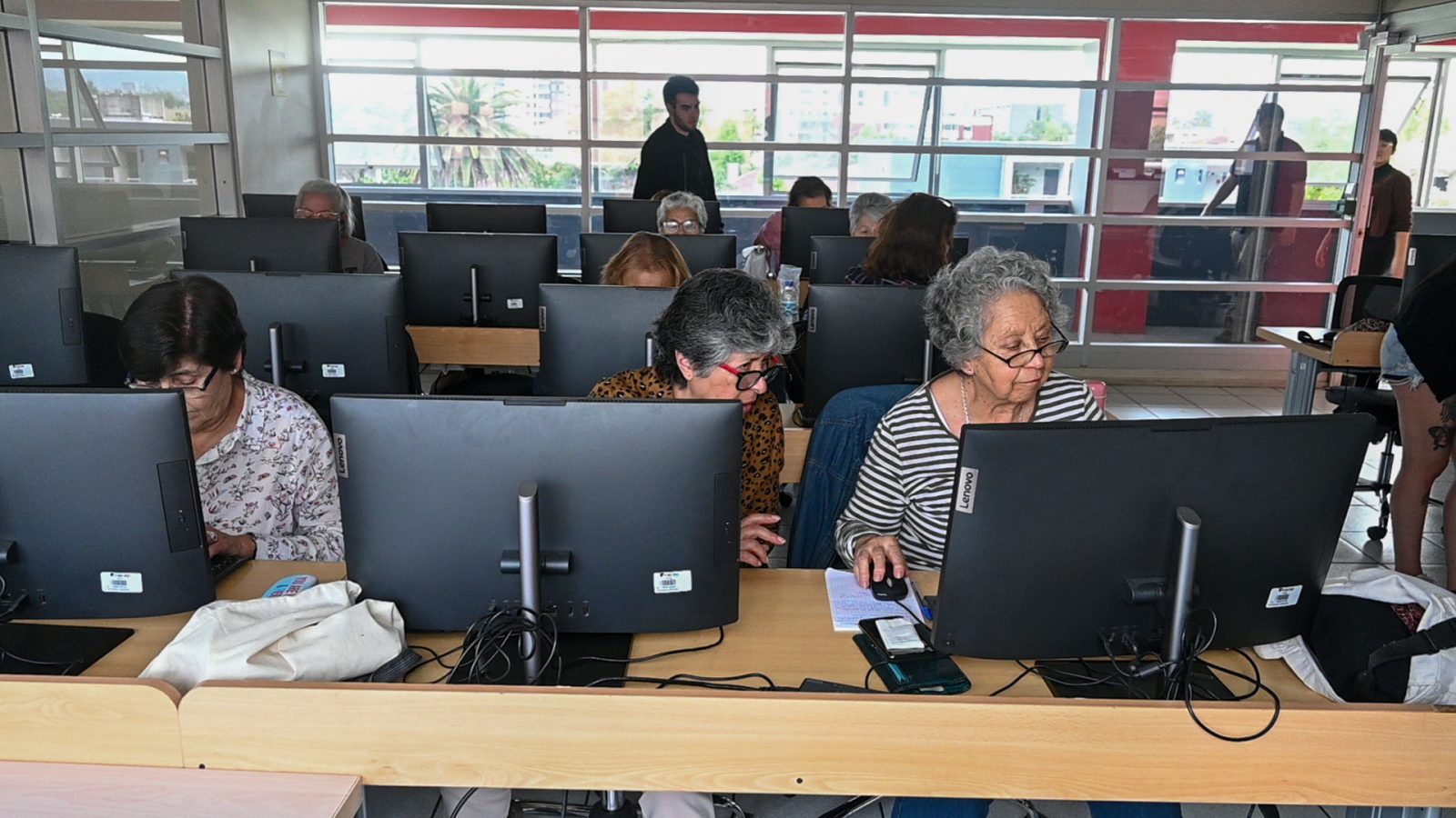 Personas mayores realizan curso para insertarse en el mundo digital