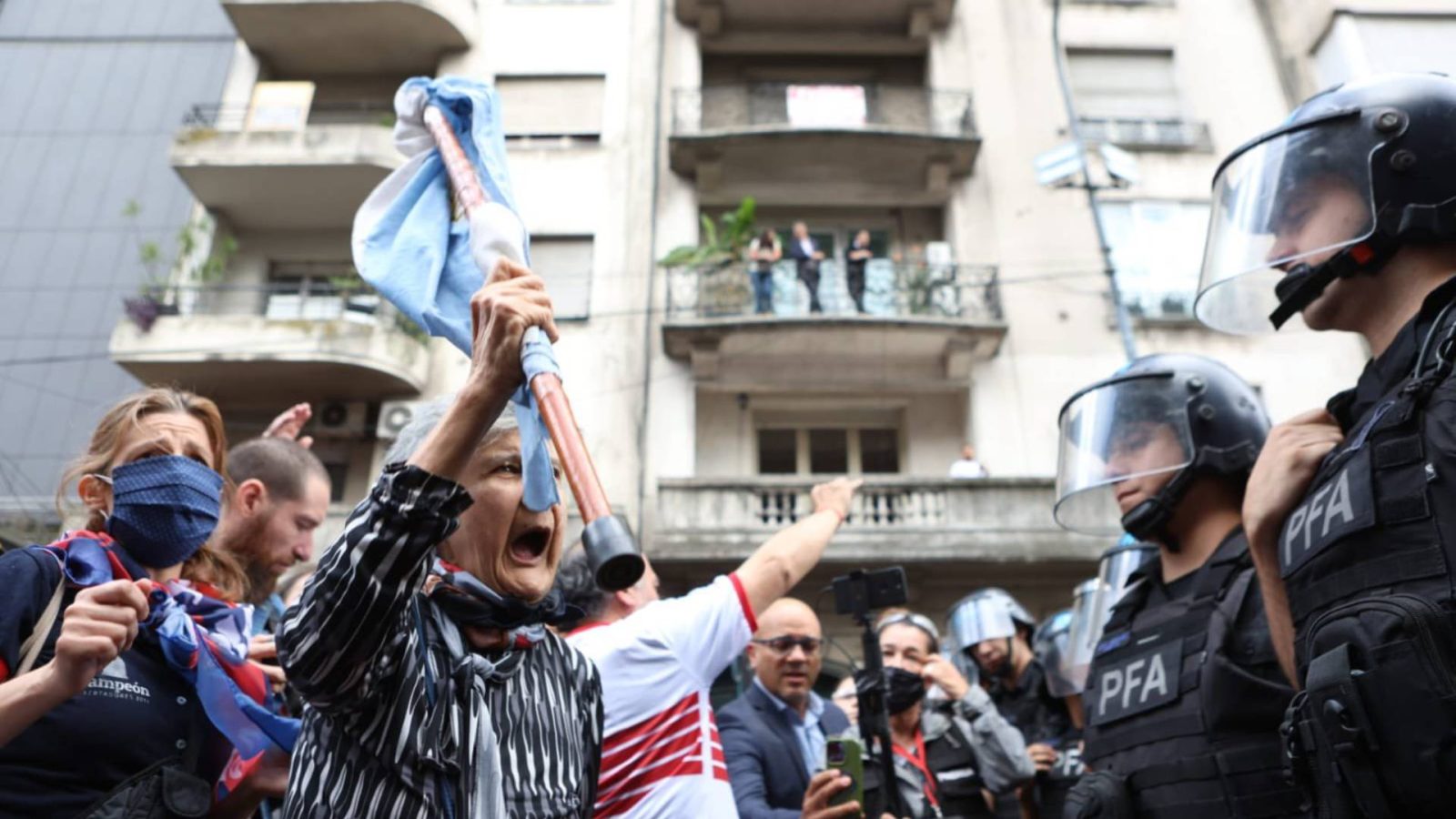 VIDEOS - Violencia en Argentina: diputados se pelean a golpes y dura represión policial a jubilados